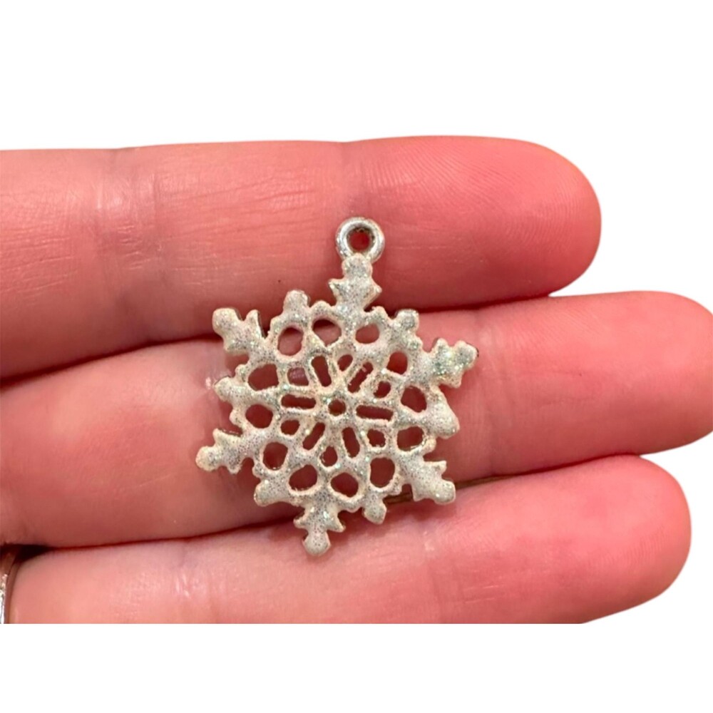 Vintage sparkly snowflake pendant in silver tone